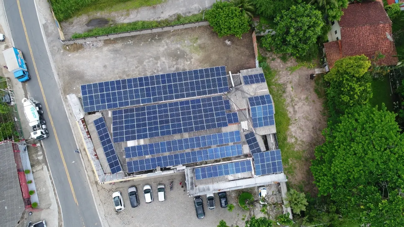 Vista aérea de uma grande instalação fotovoltaica realizada pela Torres Eco Solar